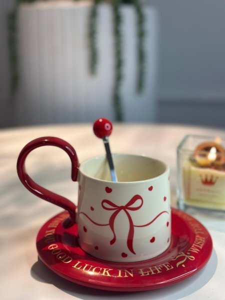 فنجان ببيونه أحمر مع كوستر